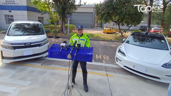 警方放蛇打擊白牌車，兩男子被捕，其私家車亦被扣查。（曾秋文攝）
