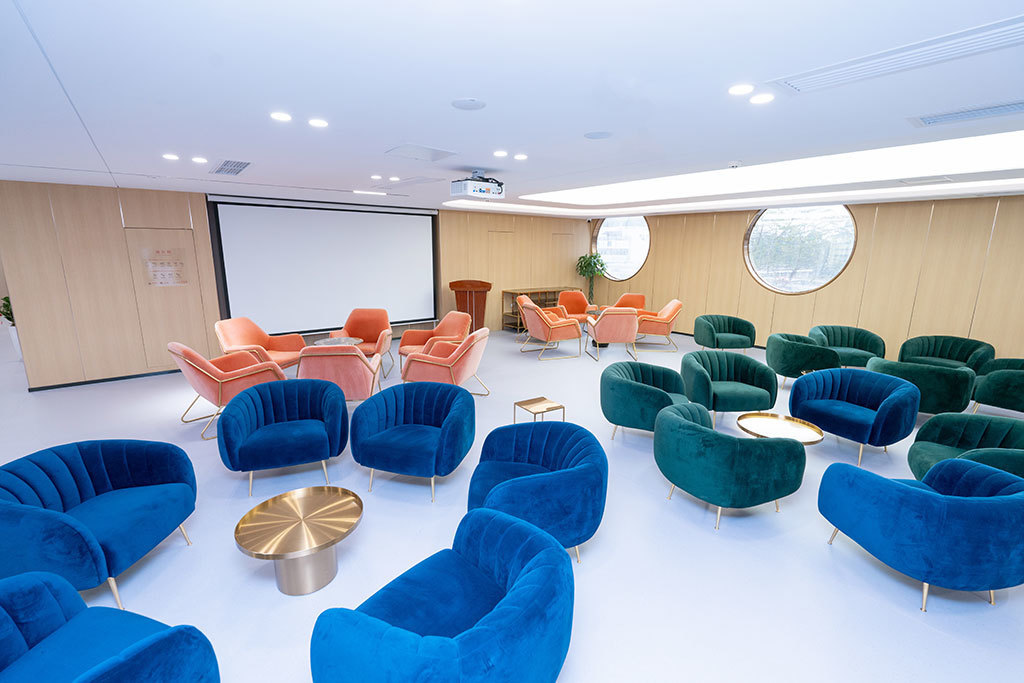 深圳希華愛康健醫院眼科門診距離羅湖口岸僅5分鐘步行路程,交通極為便利。