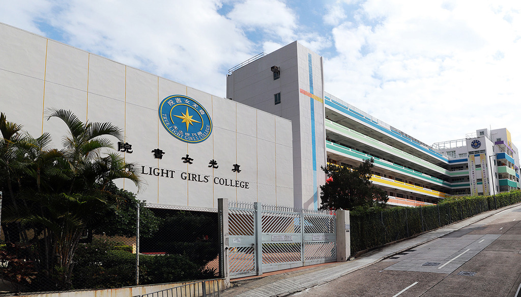 真光女書院設約60個學會及興趣小組，分宗教、學術、文康、服務及制服隊。（中學概覽）