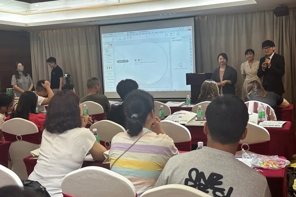 內地教育機構稱明愛聖若瑟校長張美美也有在6月珠海舉行的宣傳活動上現身回答家長提問。（新東方香港教育微信圖片）