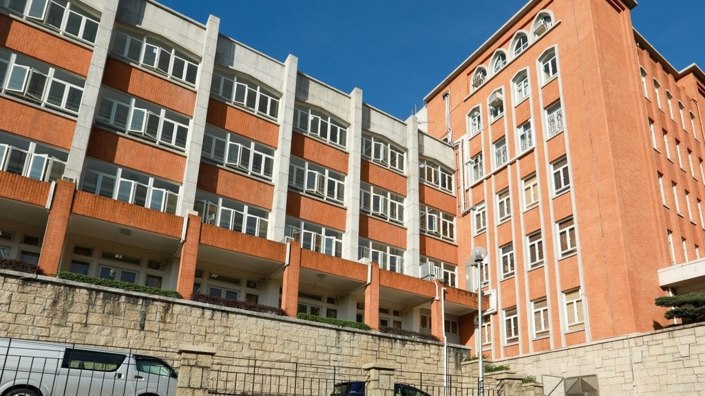 德望學校是香港傳統直資名校之一，幼稚園部、小學部及中學部在同一校舍。（香港經濟日報資料圖片）