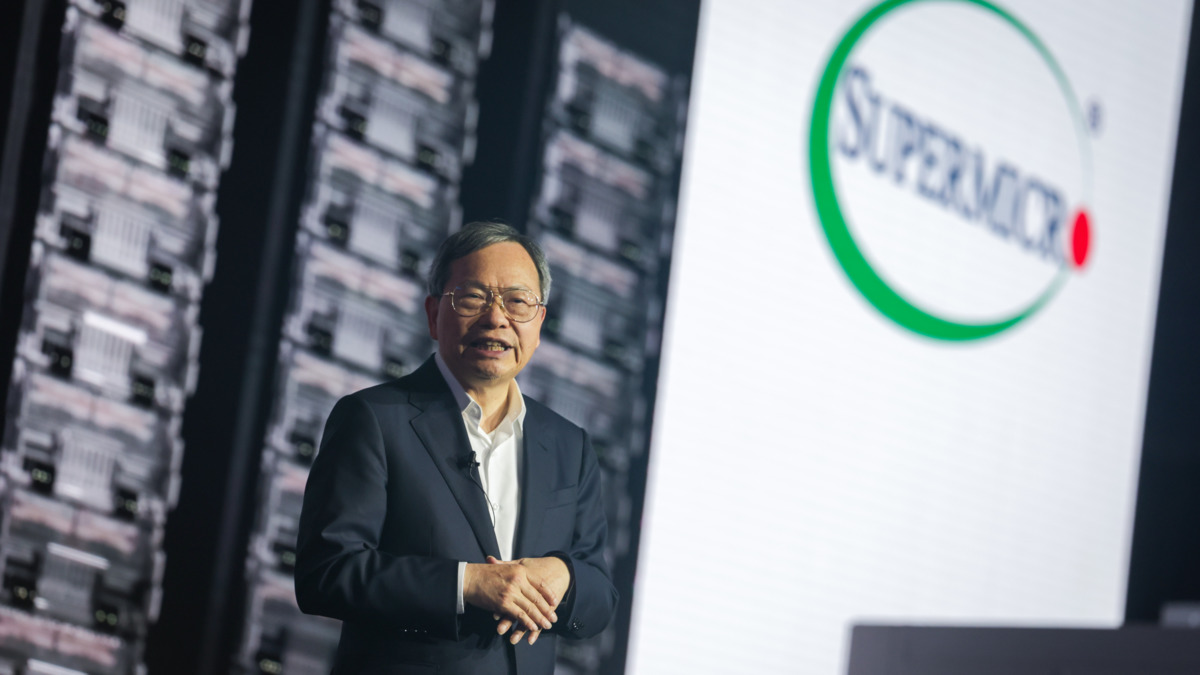 SMCI｜超微電腦股價狂震「120億美元新訂單」對撼「推遲收入」