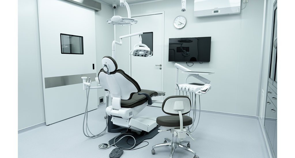 愛康健新診所的環境裝潢媲美香港的私家醫院,並引進了德國Sirona牙椅、德國Zeiss顯微鏡及芬蘭Dexis PO 3D電腦斷層掃描儀等頂尖設備。