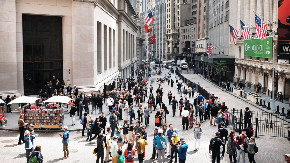 美國股市｜美股急跌憂經濟前景分析：仍屬大漲小回格局減息周期將持續、停擺短期可望解決