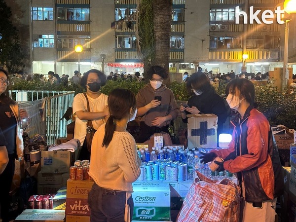 大埔宏福苑五級火｜市民廣福邨平台自發設物資站 中二生：香港人好有愛