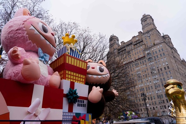 9992｜Labubu現身美國感恩節巡遊 泡泡瑪特推主題花車勁搶眼