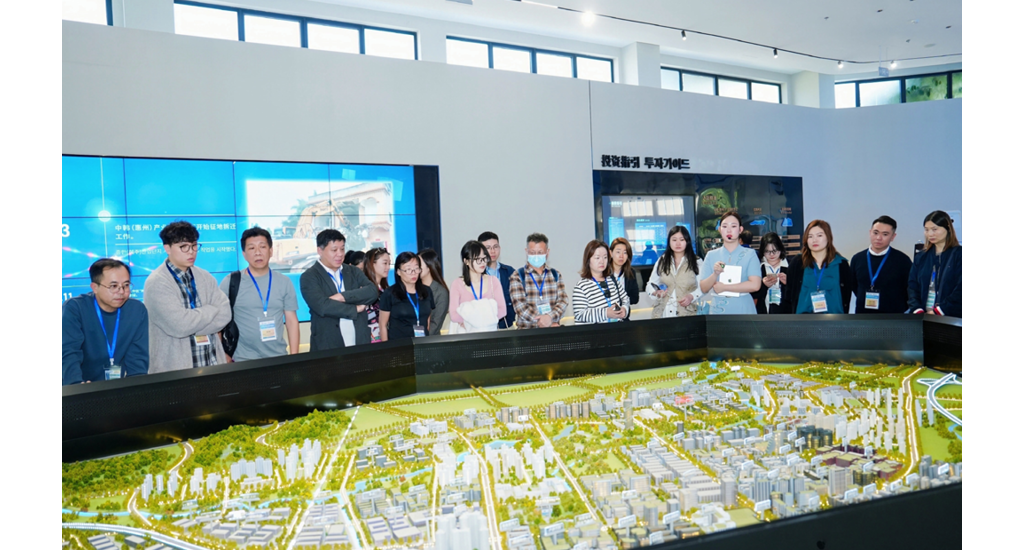 團員參觀中韓產業園，了解灣區城市的未來發展。