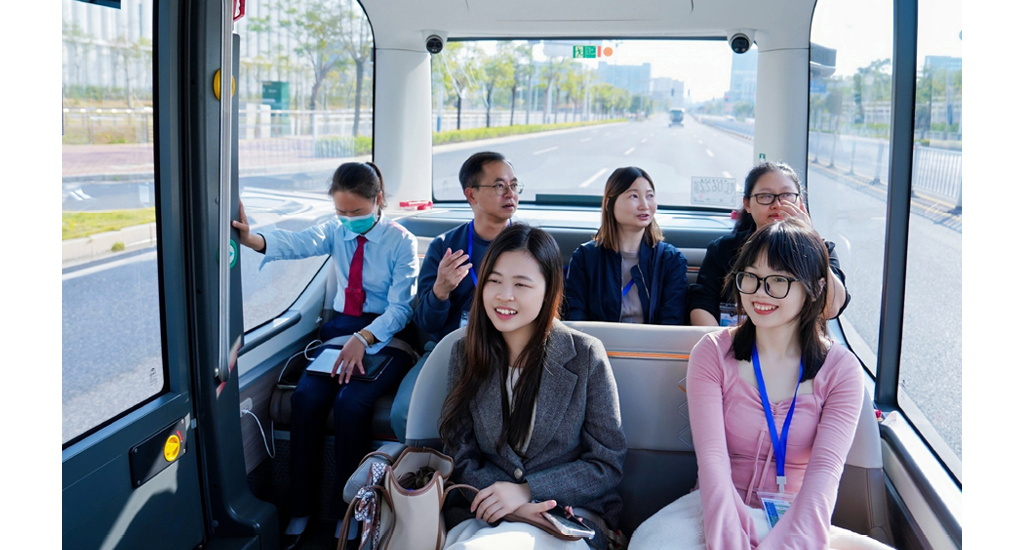 團員親身體驗科技結合文旅應用如何推進智慧城市的發展。