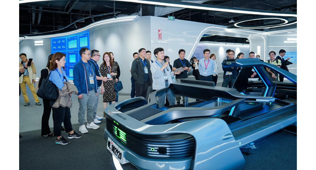 團員參觀德賽西威展示廳，親身體驗最前沿無人駕駛技術。