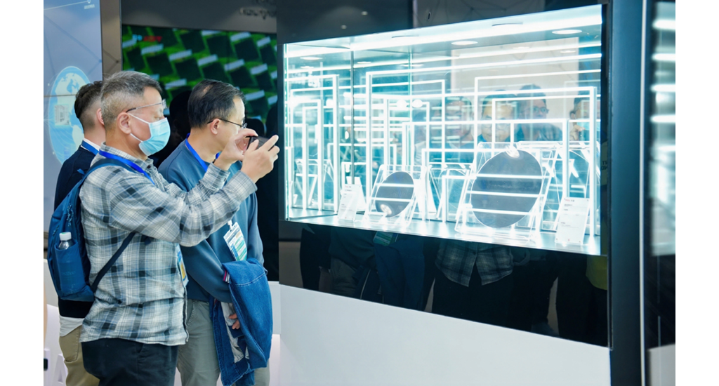 團員參訪TCL華星光電的創新顯示技術及智能生產線。