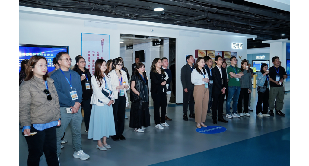 考察團到訪中央外經貿提質增效展示交流中心。