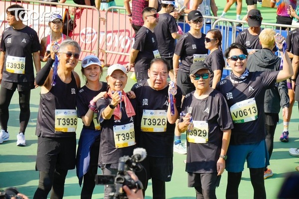 鄭則仕渣馬10K︱74歲鄭則士由從不跑步到完成10K Kent哥發文感謝周潤發：送我新生命