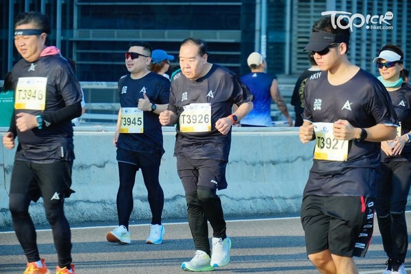 鄭則仕渣馬10K︱74歲鄭則士由從不跑步到完成10K Kent哥發文感謝周潤發:送我新生命