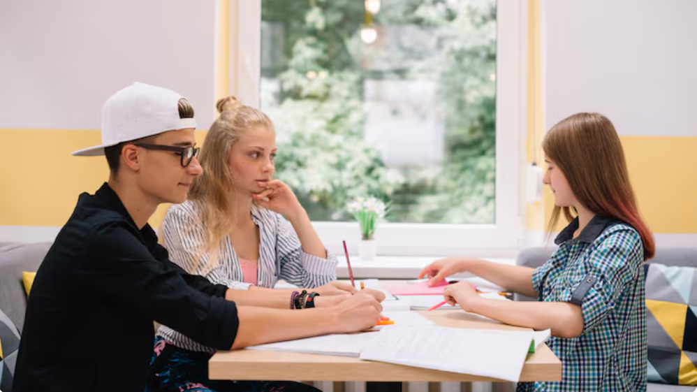 Spencer Sir：小組討論互動的重點在於聆聽他人、有條理發表觀點、並禮貌補充，展現合作精神。（示意圖/freepik）