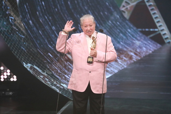 72歲「影壇大哥大」洪金寶於第42屆香港電影金像獎獲得終身成就獎。