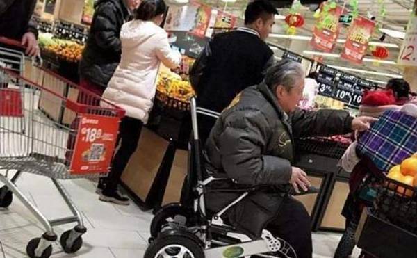 洪金寶自2017年膝蓋開刀，行動力已大不如前，加上年紀大有糖尿病，近年都要用拐杖或坐輪椅代步。