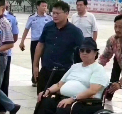 洪金寶自2017年膝蓋開刀，行動力已大不如前，加上年紀大有糖尿病，近年都要用拐杖或坐輪椅代步。