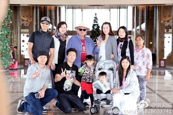 現年73歲的洪金寶非常重視天倫之樂，不時有家庭聚會。