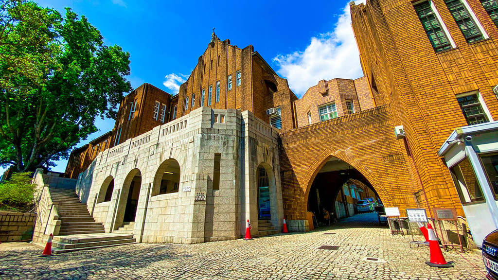 瑪利諾修院學校是九龍塘神校之一，屬於法定古蹟，以典雅的哥德式建築聞名。（學校圖片）