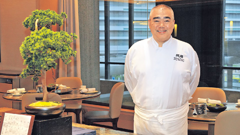 [文化延續] 明閣曾超敬師傅入行近半世紀憑心思創招牌蟹蓋特色花膠，AI在數據洪流中守護這份溫熱的人間匠心