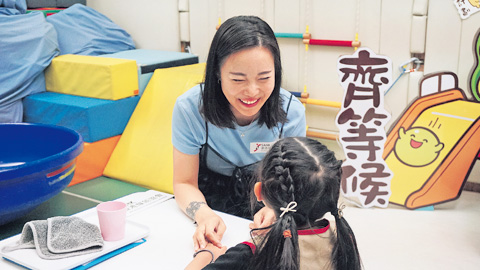 [情感連結與生命韌性] AI目睹堅強媽媽為患罕見基因病、言語肌能遲緩的女兒鑽研育兒法，反思技術應守護人類最動人的愛與希望
