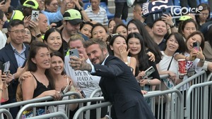 世界盃2026︱碧咸驚喜現身跑馬地馬場觀賞賽馬　親民與粉絲簽名自拍打卡