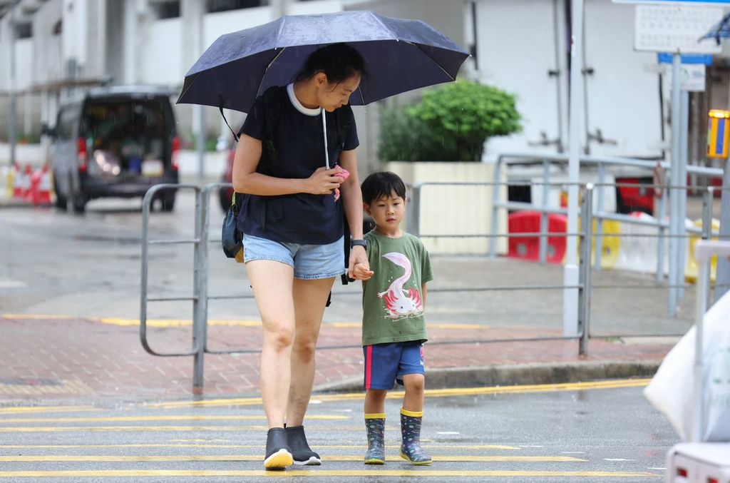 黑色暴雨警告信號今天下午維持約2小時，教育局宣布下午校學生毋須上課。（陳靜儀攝）