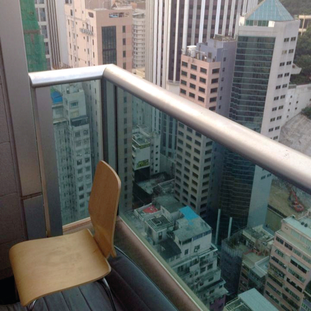 涉案單位的露台，是第二名死者的藏屍地點。