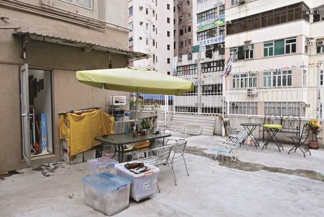 原來的廁所及廚房建在平台上。