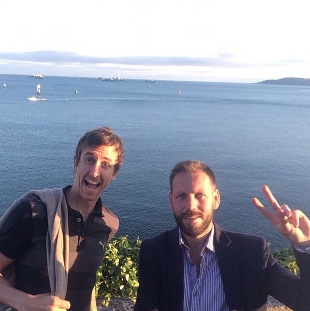 (左)Neil Harvey及(右)Steve Pengilley用自拍神器自拍。（相片來源：SelfiePods官網）