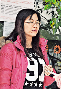 鄧太指現時沙田私樓細單位索價遠超夫妻負擔，故以白表家庭申請居屋。 （張永康攝）
