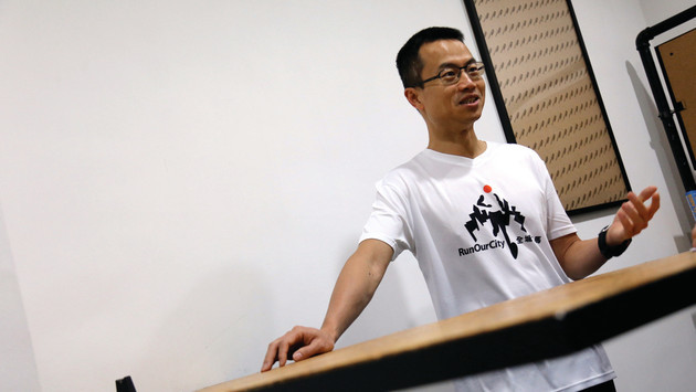 張亮最喜歡的一套書是《羅馬人的故事》，稱可從中學會管理英雄。（陳國峰攝）