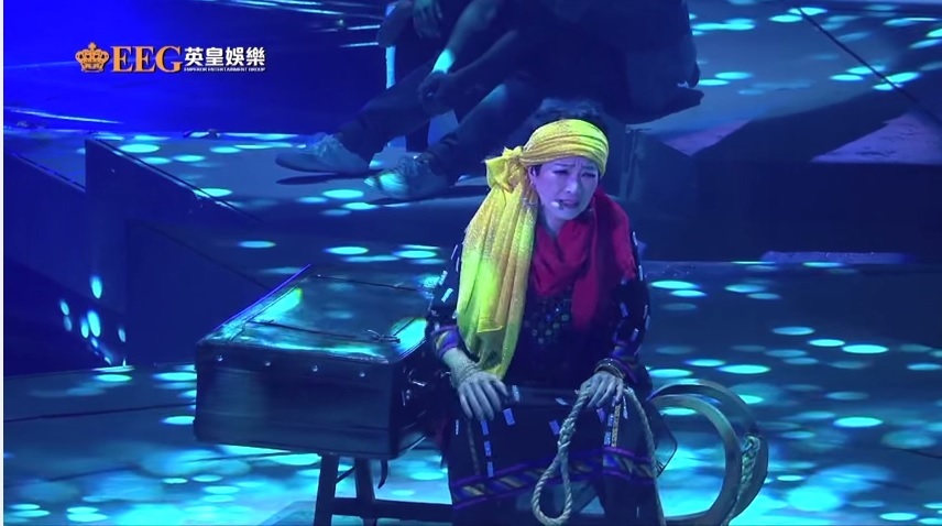 譚玉瑛在張敬軒演唱會上出演舞台劇。（相片來源：youtube截圖）