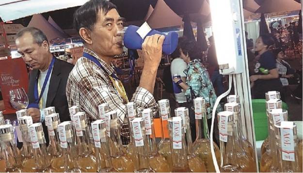 首造梅酒在美酒佳餚巡禮推出，中廚師傅周中亦要試一試。（相片來源：iMoney智富雜誌）