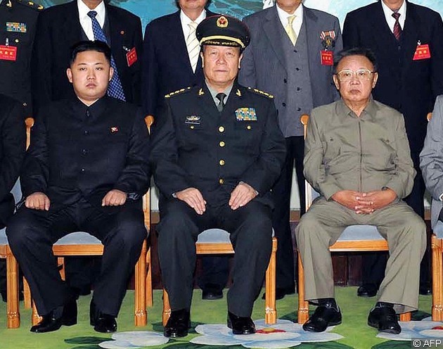 金正恩（左一）與父親金正日（右一）（相片來源：法新社）