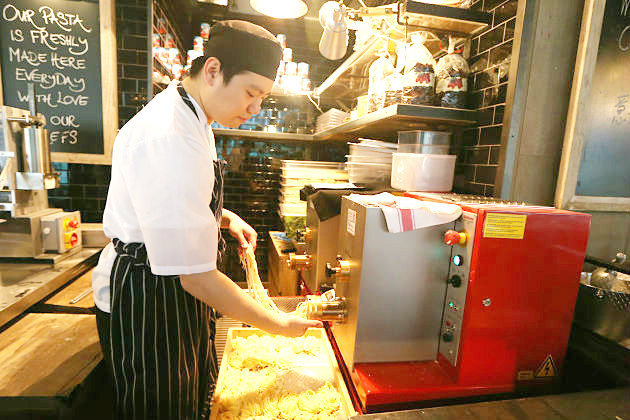 意粉廚師林鴻量每日會根據當日食材、醬汁，度身訂造「相襯」的意粉。 （潘政祁攝）