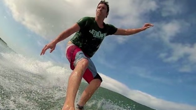 Nick Woodman8歲已愛上滑浪。(相片來源：YouTube截圖)