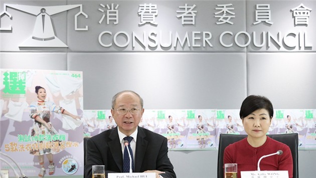 消委會宣傳及社區關係小組主席許敬文（左）引述中國香港特區鎖業協會的建議，如用戶使用有防恐慌設計的門鎖，可在大門四邊加裝防火及隔煙門條、自動門底等。（吳煒豪攝）