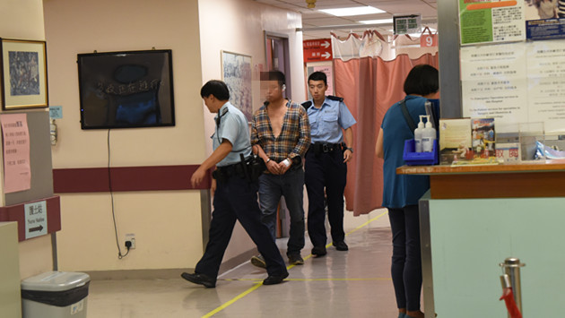 與同黨摸黑入圍頭村砍沉香樹被捕內地男子。