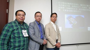 香港互聯網協會網絡保安及私隱小組召集人楊和生(左)建議，Android手機用戶可於設定中關閉「自動下載多媒體設置」功能，避免手機自動下載影片。