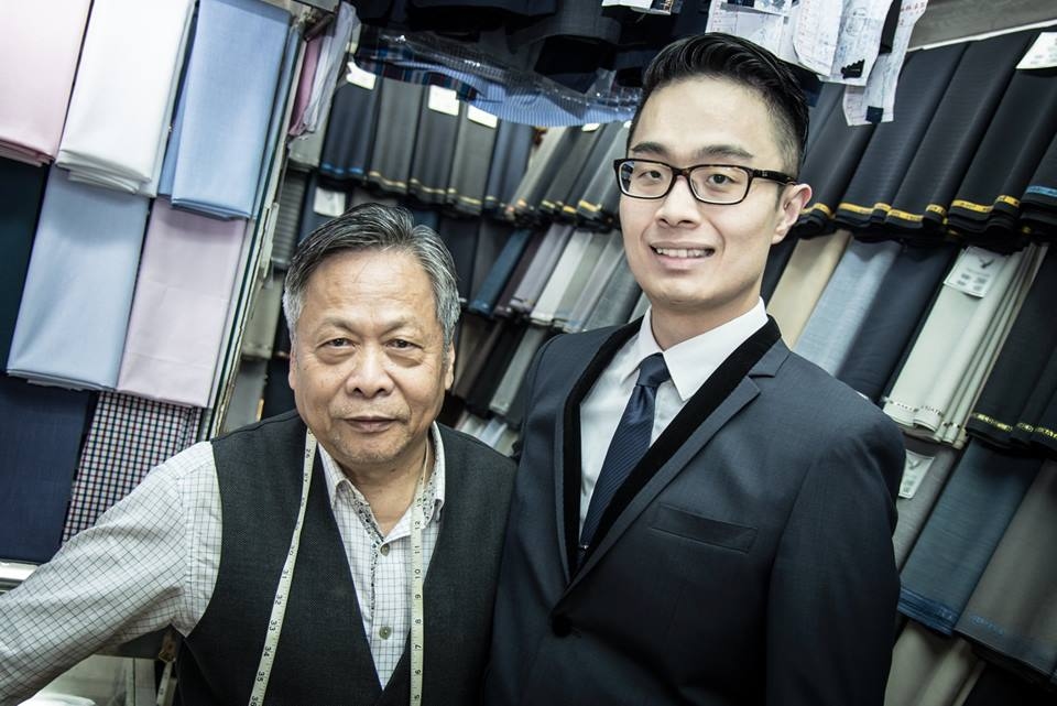 劉師傅（左）16歲入行，跟住上海師傅做頭做尾，直至1976年，他像兒子（右）一樣31歲，自立門戶創立柏林洋服。（相片來源：柏林洋服 Facebook）