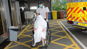 被摑一巴掌浸會醫院女職員被送院檢驗。
