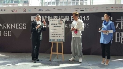 香港眼科學會會長梁裕龍（左一）指，激光矯視亦可幫助老花患者減低對眼鏡的依賴。