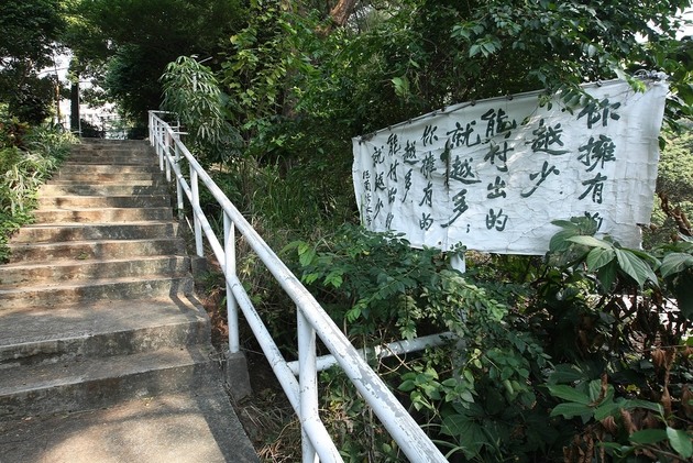 長樓梯旁，掛有幾幅德蘭修女語錄。（張永康攝）