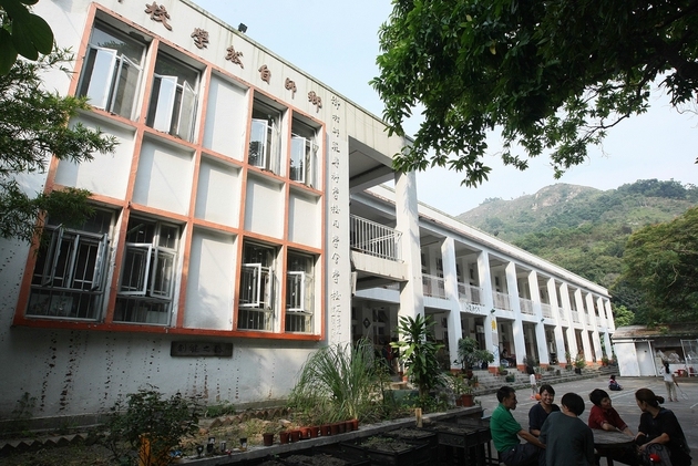 校舍座落山林中，脫離城市繁囂。（張永康攝）