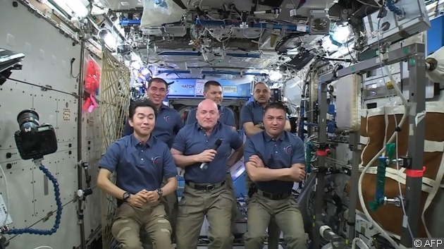 駐守國際太空站的6位太空人，以特別晚餐慶祝太空站載人航行15周年。